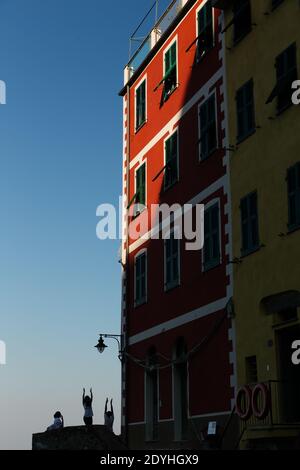 Italien Cinque Terre Silhouetten mehrerer Yoga-Praktizierender in Riomaggiore von morning.in Stockfoto