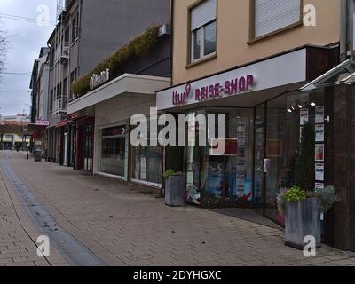 Geschlossenes Reisebüro ltur in Fußgängerzone und Einkaufsstraße Sülmerstraße im Stadtzentrum während der Covid-19-Sperre mit violettem Branding und Logo. Stockfoto