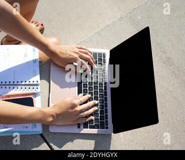 Frau Hände Tippen auf laptop Stockfoto