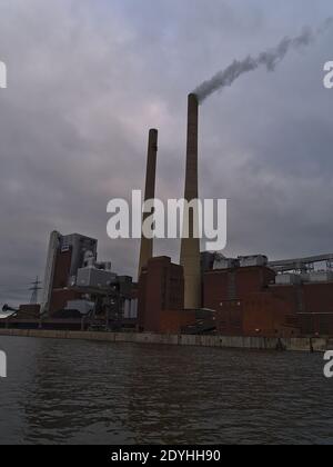 Große Schornsteinstapel des kohlebefeuerten Kraftwerks Heilbronn der Energie Baden-Württemberg (ENBW) am Neckarufer am Wintertag. Stockfoto