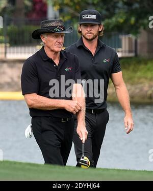 Der Australier Greg Norman (links) und sein Sohn Greg Norman Jr. nähern sich während der Finalrunde beim PNC Championship-Golfturnier im Ritz-Carlton Golf Club dem 18. Green. Am Weihnachtstag postete Norman ein Foto auf Instagram von einem Krankenhausbett, wo er wegen COVID-19-Symptomen behandelt wurde. Normans Sohn hat auch ein Foto auf Instagram gepostet, auf dem er und seine Verlobte auf den COVID-19-Virus getestet haben. Stockfoto