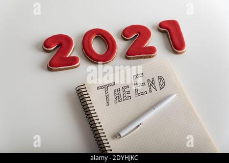 Nummer 2021, Stift und Notizbuch mit DER ENDABSCHRIFT close up. Weißer Hintergrund Stockfoto