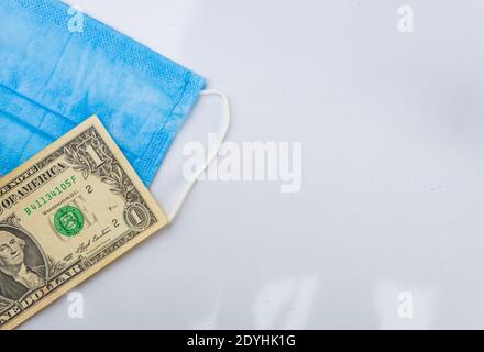 Konzept Des Coronavirus Relief Fund. US Dollar auf OP-Maske mit Copyspace platziert. Konzept der Stimulus Bill oder Stimulus Check in den Vereinigten Staaten. Stockfoto