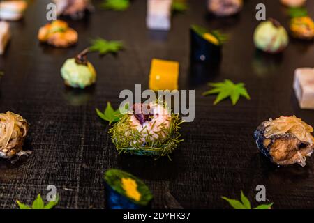 Typisch japanisches Abendessen von Atsuko Kato. Die Präsentation der Gerichte im Atsuko Kato's Rakan Restaurant verbindet visuelle Ästhetik mit authentischen Aromen. Sie begrüßt nur eine Gruppe von Gästen pro Tag in ihrem traditionellen Bauernhaus, das über 200 Jahre alt ist Stockfoto