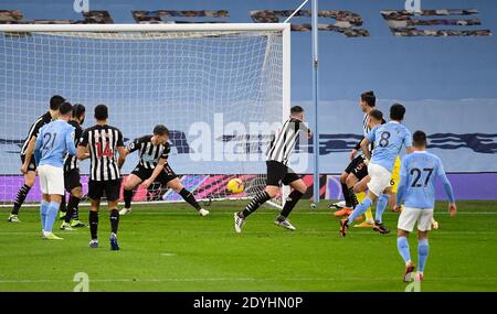 Von Manchester City Ilkay Gundogan Kerben erste Ziel seiner Seite des Spiels während der Premier League Match an der Etihad Stadium, Manchester. Stockfoto