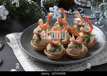 Tartlets mit Krabbenstäbchen, Käse und Garnelen in der Neujahrskomposition. Köstlicher festlicher Snack. Stockfoto