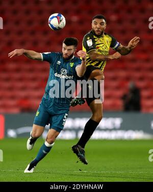 Grant Hanley von Norwich City (links) und Troy Deeney von Watford kämpfen während des Sky Bet Championship-Spiels in der Vicarage Road, London, um den Ball. Stockfoto