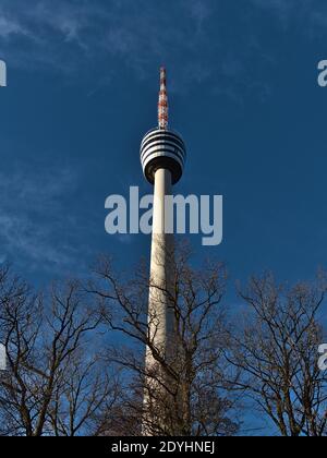 Niederwinkelansicht des berühmten Fernsehturms von Stuttgart (fernsehturm), Deutschland, dem weltweit ersten Telekommunikationsturm aus Stahlbeton. Stockfoto