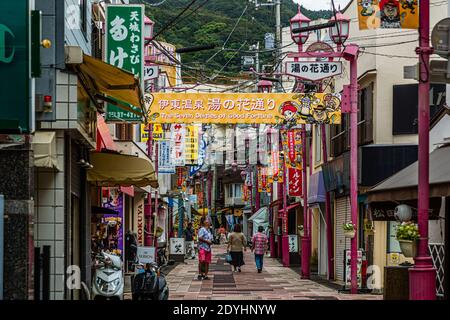 Die sieben Götter des Glücks schweben über einer Einkaufsstraße in Ito, Japan Stockfoto