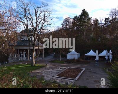 Berühmtes historisches Teehaus, 1913 im Stil eines griechischen Tempels erbaut und heute als Restaurant und Bar genutzt, im Parkgelände Weißenburgpark, Stuttgart. Stockfoto