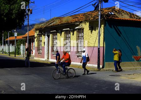 Guacara, Carabobo, Venezuela. Dezember 2020. Am 26. Dezember 2020 gehen die Bürger durch die Straßen, um die Feierlichkeiten im Dezember in Guacara, Bundesstaat Carabobo, nachzumachen und einzukaufen. Foto: Juan Carlos Hernandez. Quelle: Juan Carlos Hernandez/ZUMA Wire/Alamy Live News Stockfoto