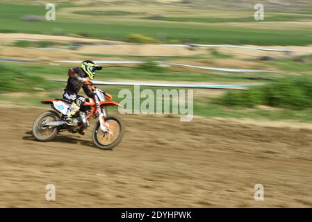 Nicht anerkannter Athlet, der ein Sportmotorrad auf einem Motocross-Rennen fährt Stockfoto