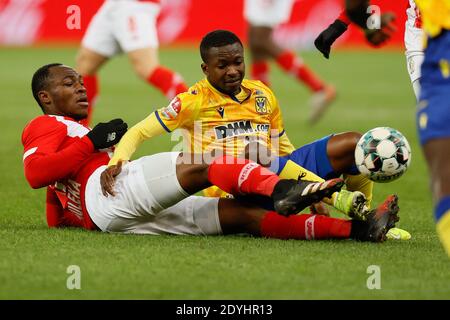 Standard's Jackson Muleka Kyanvubu und STVV's Samuel Asamoah kämpfen während eines Fußballmatches zwischen Standard de Liege und Sint-Truiden VV, S um den Ball Stockfoto