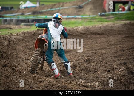 Nicht anerkannter Athlet, der ein Sportmotorrad auf einem Motocross-Rennen fährt Stockfoto