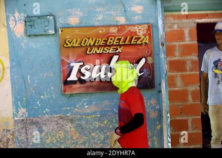 Guacara, Carabobo, Venezuela. Dezember 2020. Am 26. Dezember 2020 gehen die Bürger in Guacara, Bundesstaat Carabobo, die Straßen in der Nähe eines Schönheitssalons für die Feierlichkeiten im Dezember. Foto: Juan Carlos Hernandez. Quelle: Juan Carlos Hernandez/ZUMA Wire/Alamy Live News Stockfoto