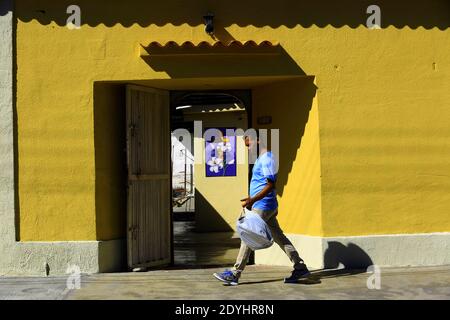 Guacara, Carabobo, Venezuela. Dezember 2020. Am 26. Dezember 2020 gehen die Bürger durch die Straßen, um die Feierlichkeiten im Dezember in Guacara, Bundesstaat Carabobo, nachzumachen und einzukaufen. Foto: Juan Carlos Hernandez. Quelle: Juan Carlos Hernandez/ZUMA Wire/Alamy Live News Stockfoto