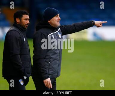 Southend, Großbritannien. Dezember 2020. SOUTHEND, ENGLAND - DEZEMBER 26: L-R Hayden Mullins Assistant Coach und Colchester United Manager Steve Ball während der Sky Bet League Two zwischen Southend United und Colchester United im Roots Hall Stadium, Southend, UK am 26. Dezember 2020 Credit: Action Foto Sport/Alamy Live News Stockfoto