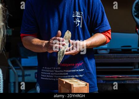 Yasuhisa Serizawa ist katsuobushi Herstellen, bei Nishiizu-Cho, Shizuoka, Japan Stockfoto