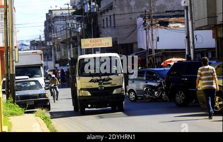 Guacara, Carabobo, Venezuela. Dezember 2020. 26. Dezember 2020, die Verteilung der inländischen Gasfahrt für die Straßen, aber inländischen Gasmangel, in Guacara, Carabobo Staat. Foto: Juan Carlos Hernandez. Quelle: Juan Carlos Hernandez/ZUMA Wire/Alamy Live News Stockfoto