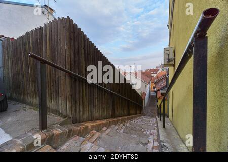 Weitwinkelansicht von Holzzaun und Steintreppen in Zemun alten Teil von Belgrad Stockfoto