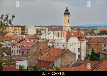 Blick von der Dachterrasse auf Zemun und Crkva Uznesenja blazene Djevice Marije Kirche. Zemun ist ein alter Teil serbiens. Stockfoto