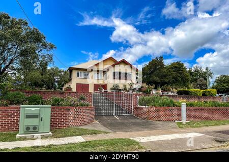 Blick auf eine schöne Wohnanlage in der Hauptstraße der ländlichen Stadt Kilcoy, Queensland, Australien Stockfoto