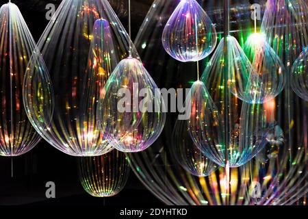 Reflecting Holons ist eine kinetische Installation von Michiel Martens & Jetske Visser in Canary Wharf, London, UK. Winter Lights Festival, 2018. Stockfoto