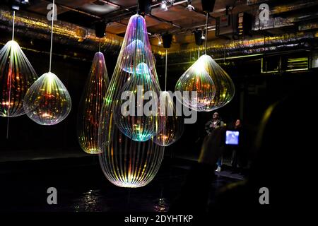 Reflecting Holons ist eine kinetische Installation von Michiel Martens & Jetske Visser in Canary Wharf, London, UK. Winter Lights Festival, 2018. Stockfoto