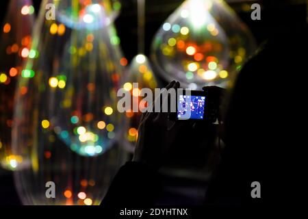 Reflecting Holons ist eine kinetische Installation von Michiel Martens & Jetske Visser in Canary Wharf, London, UK. Winter Lights Festival, 2018. Stockfoto