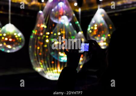 Reflecting Holons ist eine kinetische Installation von Michiel Martens & Jetske Visser in Canary Wharf, London, UK. Winter Lights Festival, 2018. Stockfoto