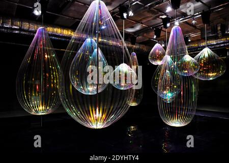 Reflecting Holons ist eine kinetische Installation von Michiel Martens & Jetske Visser in Canary Wharf, London, UK. Winter Lights Festival, 2018. Stockfoto