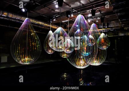 Reflecting Holons ist eine kinetische Installation von Michiel Martens & Jetske Visser in Canary Wharf, London, UK. Winter Lights Festival, 2018. Stockfoto