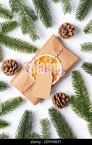 Weihnachtsferien Null Abfall Papier Geschenkverpackung mit Anhänger, getrocknete Früchte und Tannenzweige Stockfoto