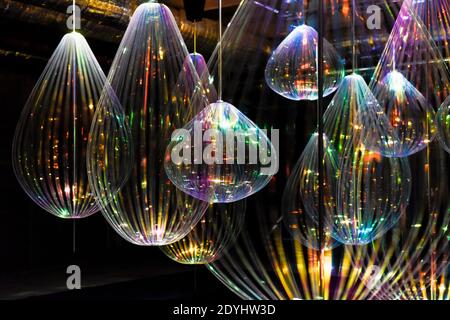 Reflecting Holons ist eine kinetische Installation von Michiel Martens & Jetske Visser in Canary Wharf, London, UK. Winter Lights Festival, 2018. Stockfoto