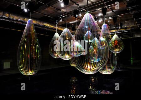 Reflecting Holons ist eine kinetische Installation von Michiel Martens & Jetske Visser in Canary Wharf, London, UK. Winter Lights Festival, 2018. Stockfoto