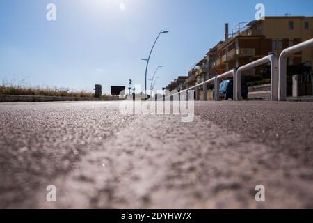 Fahrradweg in Strandnähe an einem sonnigen Tag mit blauem Himmel im Hintergrund und einem Pol in der Landschaft. Stockfoto