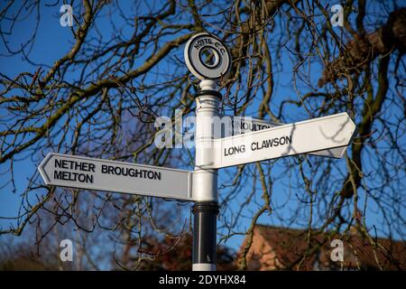 Alte Eisenguß Straße Wegweiser Pfosten oder Fingerpost, Hickling, Nottinghamshire, England, Vereinigtes Königreich Stockfoto