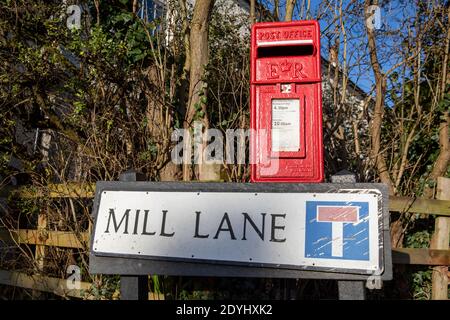 Red British Royal Mail Lampe Box Briefkasten von der circa-1954 Muster. Briefkasten für Postamt aus Gusseisen - in Mill Lane, Hickling, England, Großbritannien Stockfoto