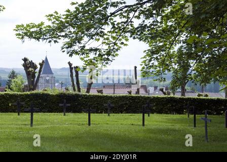 Deutsche Soldatenfriedhof Bray sur Somme, Frankreich, mit Eisenkreuzen markierte Soldatenfriedhof in Bray sur Somme. Stockfoto