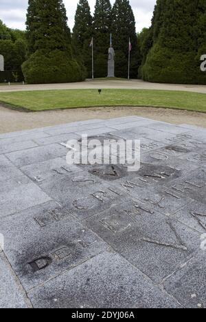 Ein Gedenkstein auf der Lichtung, auf der der Waffenstillstand des Ersten Weltkriegs unterzeichnet wurde, Compiegne, Frankreich. Stockfoto