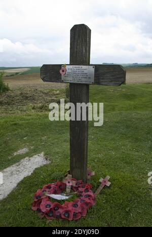 Ein Kreuz markiert, wo die Überreste eines Opfers der Schlacht an der Somme am Lochnagar Krater, Somme, Frankreich gefunden wurde. Stockfoto