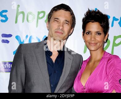 Halle Berry ist mit ihrem zweiten Kind schwanger, bestätigte ihr Sprecher am Freitag, 5. April 2013. Die 46-jährige Oscar-prämierte Schauspielerin und ihr französischer Verlobter Olivier Martinez haben ihr erstes Kind zusammen. Die beiden teilen sich bereits die Teilverwahrung von Halleons fünfjähriger Nahla, die sie mit dem ehemaligen Freund Gabriel Aubry hatte. File photo : Olivier Martinez und Halle Berry nehmen an der Silver Rose Awards Gala Teil, die am 17. April 2011 im Beverly Hills Hotel in Los Angeles, CA, USA, stattfindet. Foto von Lionel Hahn/ABACAPRESS.COM Stockfoto