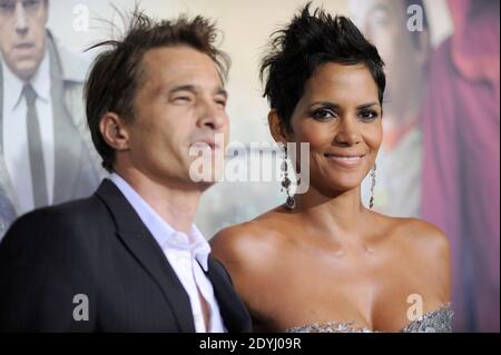 Halle Berry ist mit ihrem zweiten Kind schwanger, bestätigte ihr Sprecher am Freitag, 5. April 2013. Die 46-jährige Oscar-prämierte Schauspielerin und ihr französischer Verlobter Olivier Martinez haben ihr erstes Kind zusammen. Die beiden teilen sich bereits die Teilverwahrung von Halleons fünfjähriger Nahla, die sie mit dem ehemaligen Freund Gabriel Aubry hatte. File photo : Halle Berry und Olivier Martinez bei der Ankunft in Warner Bros. Pictures' 'Cloud Atlas' Premiere im Grauman's Chinese Theatre in Los Angeles, CA, USA am 24. Oktober 2012. Foto von Lionel Hahn/ABACAPRESS.COM Stockfoto