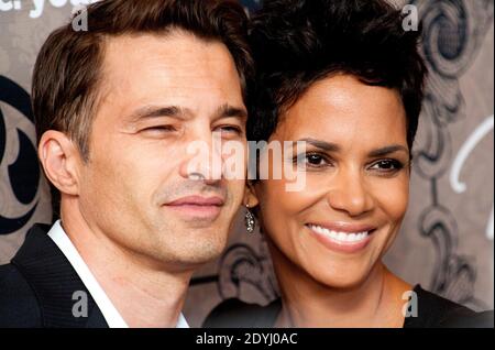 Halle Berry ist mit ihrem zweiten Kind schwanger, bestätigte ihr Sprecher am Freitag, 5. April 2013. Die 46-jährige Oscar-prämierte Schauspielerin und ihr französischer Verlobter Olivier Martinez haben ihr erstes Kind zusammen. Die beiden teilen sich bereits die Teilverwahrung von Halleons fünfjähriger Nahla, die sie mit dem ehemaligen Freund Gabriel Aubry hatte. File photo : Olivier Martinez und Halle Berry kommen bei Variety's 4. Annual Power of Women Event in Los Angeles, CA, USA, 5. Oktober 2012. Foto von Lionel Hahn/ABACAPRESS.COM Stockfoto