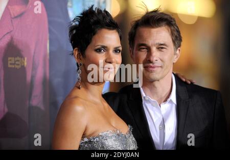 Halle Berry ist mit ihrem zweiten Kind schwanger, bestätigte ihr Sprecher am Freitag, 5. April 2013. Die 46-jährige Oscar-prämierte Schauspielerin und ihr französischer Verlobter Olivier Martinez haben ihr erstes Kind zusammen. Die beiden teilen sich bereits die Teilverwahrung von Halleons fünfjähriger Nahla, die sie mit dem ehemaligen Freund Gabriel Aubry hatte. File photo : Halle Berry und Olivier Martinez bei der Ankunft in Warner Bros. Pictures' 'Cloud Atlas' Premiere im Grauman's Chinese Theatre in Los Angeles, CA, USA am 24. Oktober 2012. Foto von Lionel Hahn/ABACAPRESS.COM Stockfoto