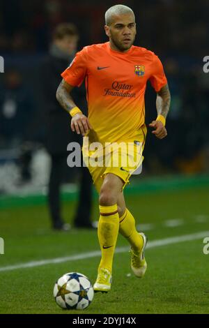 Daniel Alves aus Barcelona beim letzten Fußballspiel der Champions League 1/4, Paris-St-Germain gegen Barcelona in Paris, Frankreich, am 2. April 2013. PSG und Barcelona zogen 2:2. Foto von Henri Szwarc/ABACAPRESS.COM Stockfoto