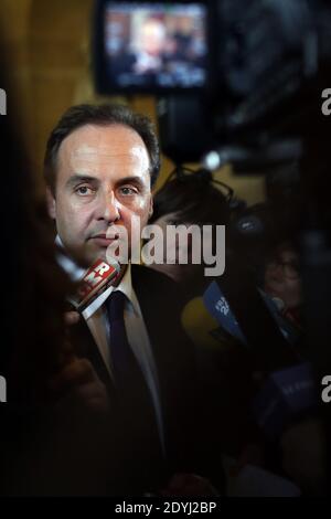 Der stellvertretende UMP-Bürgermeister von Drancy, Jean-Christophe Lagarde, antwortet den Journalisten am 3. April 2013 in der Nationalversammlung in Paris, Frankreich, im Raum "Quatre colonnes". Foto von Stephane Lemouton/ABACAPRESS.COM Stockfoto