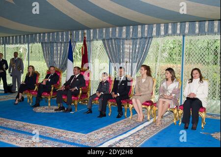 Marokkos König Mohammed VI., der französische Präsident Francois Hollande mit seiner Partnerin Valerie Trierweiler, Kronprinz Moulay El Hassan, Prinz Moulay Rachid, Prinzessin Salma, Prinzessin Myriam und Prinzessin Asmaa nehmen am 3. April 2013 an der Unterzeichnungszeremonie im Königspalast in Casablanca, Marokko Teil. Der französische Präsident Francois Hollande ist zu einem zweitägigen Besuch in Marokko. Foto von David Niviere/Pool/ABACAPRESS.COM Stockfoto