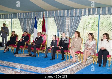 Marokkos König Mohammed VI., der französische Präsident Francois Hollande mit seiner Partnerin Valerie Trierweiler, Kronprinz Moulay El Hassan, Prinz Moulay Rachid, Prinzessin Salma, Prinzessin Myriam und Prinzessin Asmaa nehmen am 3. April 2013 an der Unterzeichnungszeremonie im Königspalast in Casablanca, Marokko Teil. Der französische Präsident Francois Hollande ist zu einem zweitägigen Besuch in Marokko. Foto von David Niviere/Pool/ABACAPRESS.COM Stockfoto