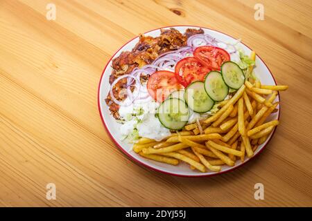 Döner Kebab oder Gyros auf einem Teller mit pommes frites Stockfoto